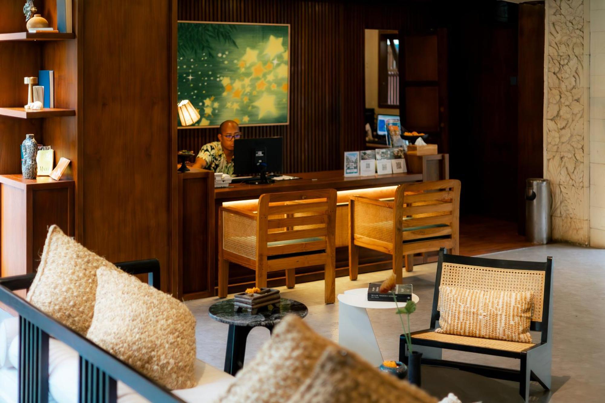 Fourteen Roses Hotel Legian