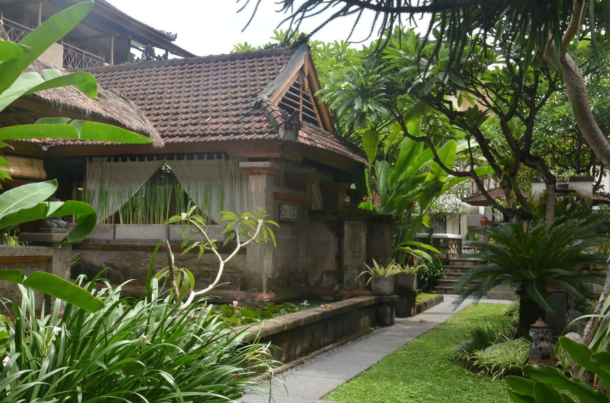 Fourteen Roses Hotel Legian